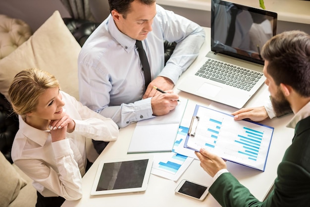 Команда обговорює фінансові графіки